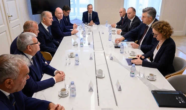 Predstavnici Viteškog alkarskog društva Sinj posjetili Plenkovića i Jandrokovića