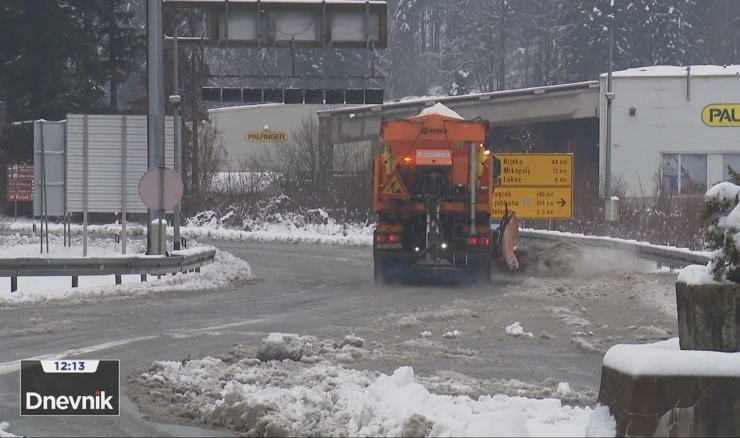 Snijeg i bura otežavaju promet