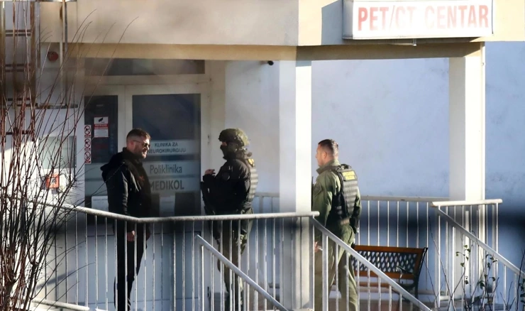Policija s dugim cijevima ispred KBC Sestre milosrdnice
