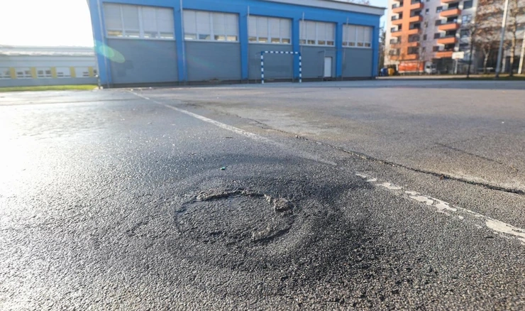 Oštećeno igralište OŠ Julija Klovića