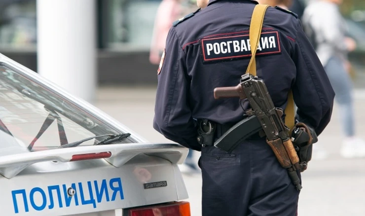 Ruski policajac s puškom, arhivska fotografija