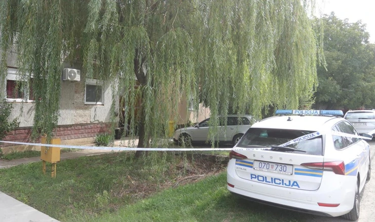 Policija i forenzičari u kući ubijene žene