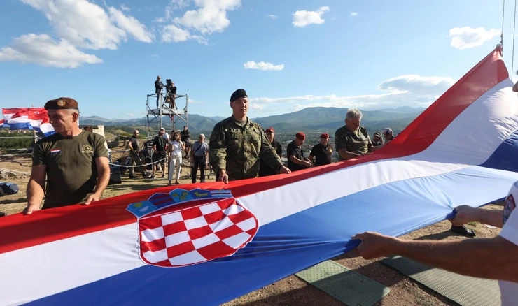 Podizanje zastave u Kninu