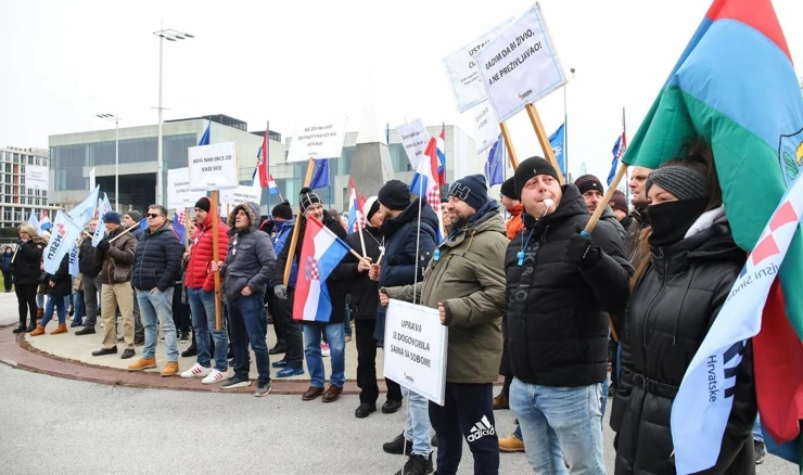  Prosvjed radnika INA Grupe zbog niskih plaća i loših uvjeta rada 