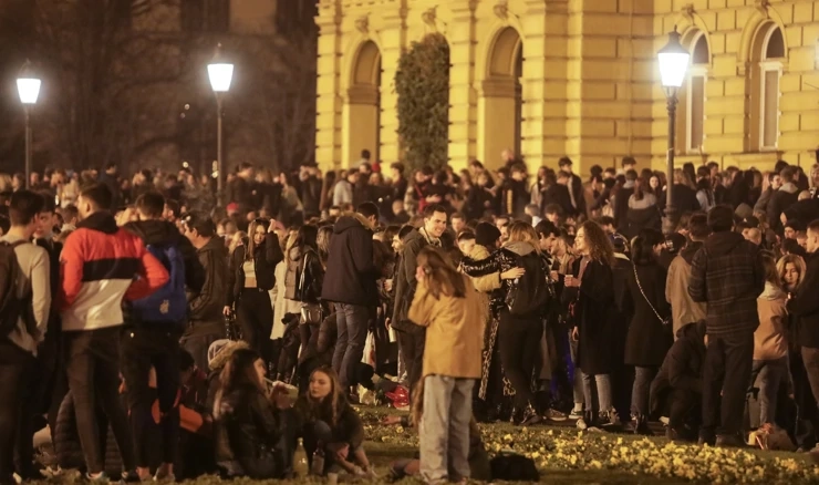 Okupljanje mladih ispred HNK