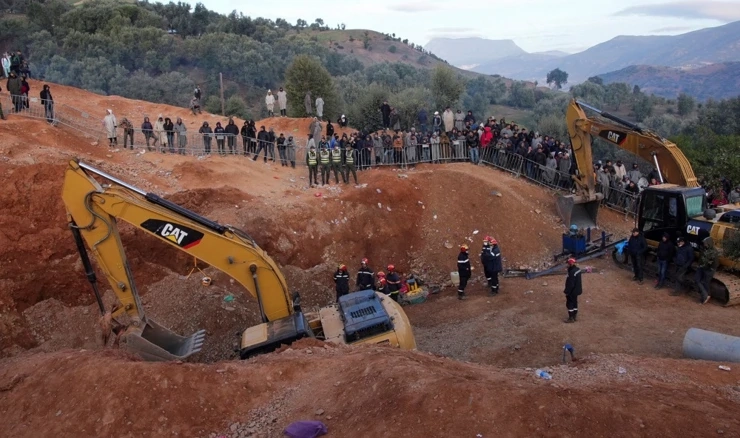 Spasioci očajnički pokušavaju izvući petogodišnjeg dječaka koji je prije pet dana upao u bunar na sjeveru Maroka.