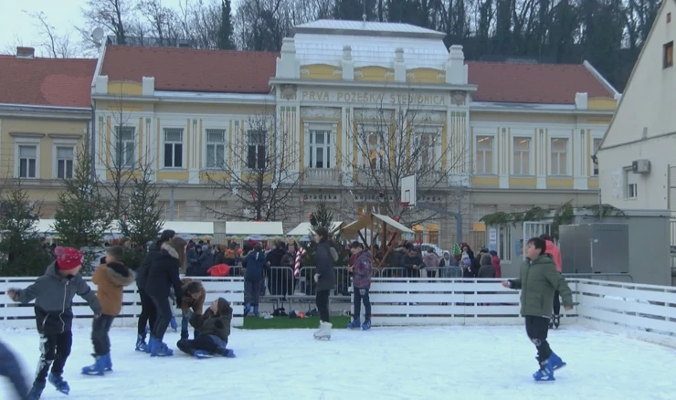 Požeški školarci i studenti organizirali božićni sajam za mališane slabijeg socijalnog statusa