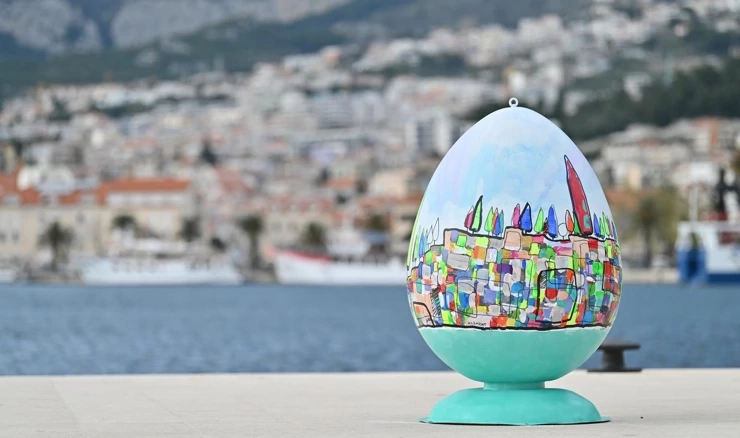 Makarski umjetnici oslikali uskrsne pisanice koje su postavljene u gradu 