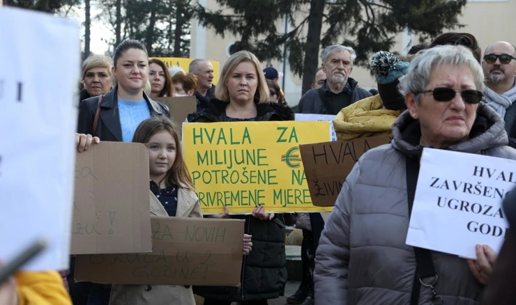 Građani prosvjedovali u Petrinji: Obnova ide presporo