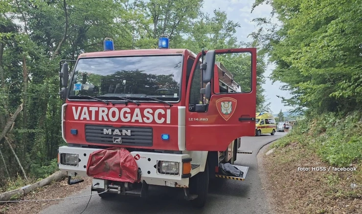 Automobil kod Plitvica sletio s ceste i ostao visjeti iznad provalije