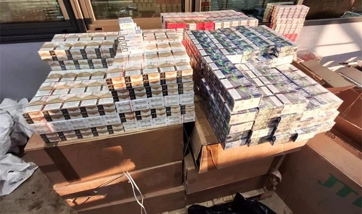 Carinici spriječili vozača kamiona u krijumčarenju cigareta