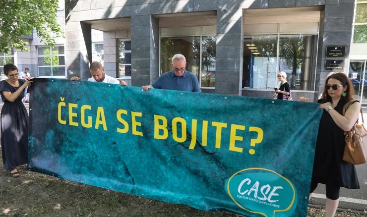 Sudionici ispred Ministarstva razvili transparent ''Čega se bojite?''