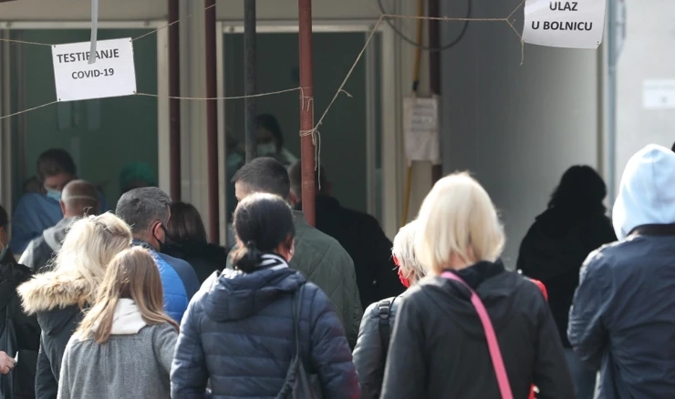 Građani čekaju testiranje na COVID-19 ispred bolnice Sestara milosrdnica