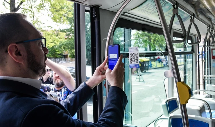 Gradonačelnik je novinarima demonstrirao kupnju karata putem mobitela