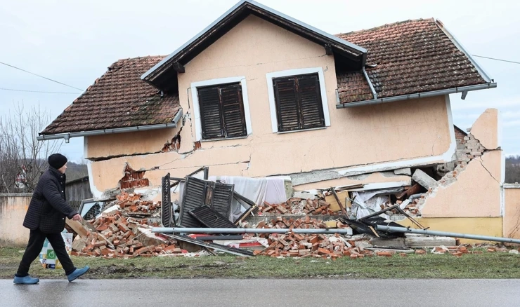 Počinje rušenje oštećenih građevina na Banovini