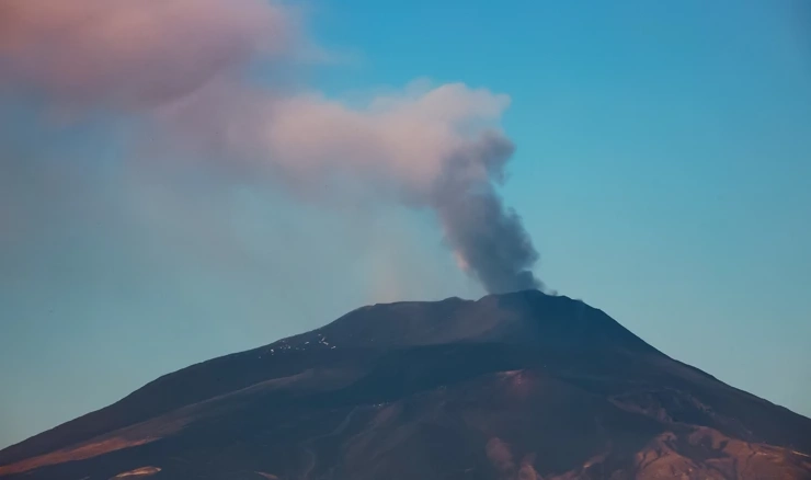Etna izbacuje lavu