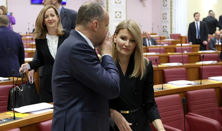 Oporbeni potpredsjednici Sabora SDP-ovi Sabina Glasovac i Siniša Hajdaš Dončić