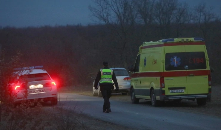 Policija i hitna pomoć na ulazu u Čanak