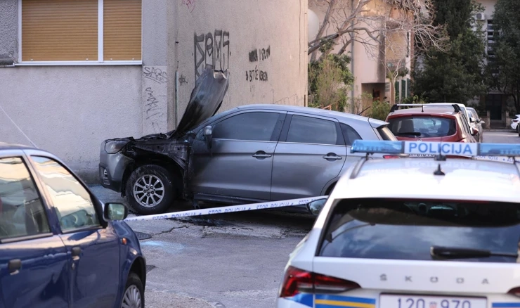  Tijekom noći u Splitu izgorjelo osobno vozilo 