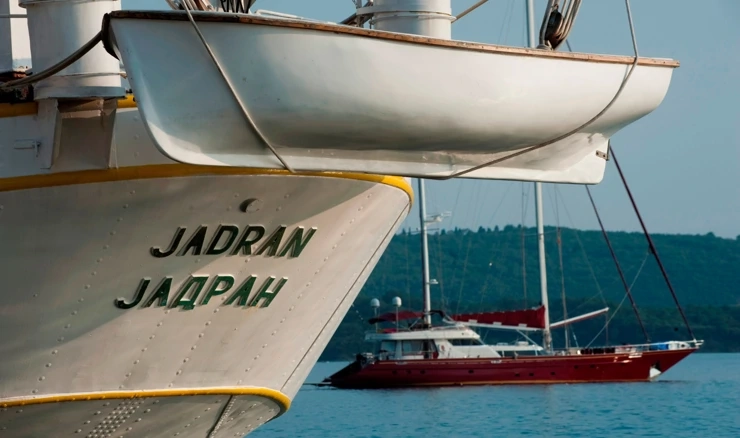 Brod Jadran se u trenutku raspada Jugoslavije našao u Crnoj Gori