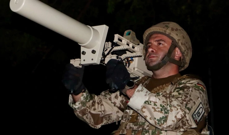 Pripadnik Bundeswehra s protudronskim oružjem