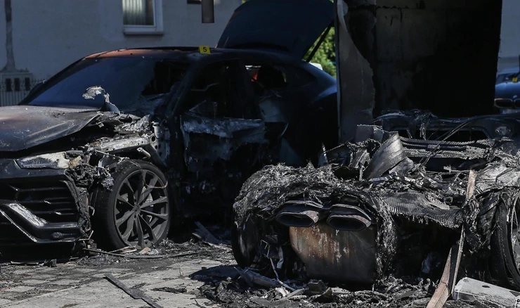 Zbog paljenja osobnog automobila Lamborghini otvorenim plamenom izbio je požar koji se proširio na još četiri vozila