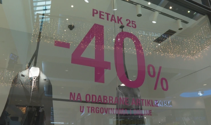 Strpljivo se jutros čekalo da trgovine otvore svoja vrata