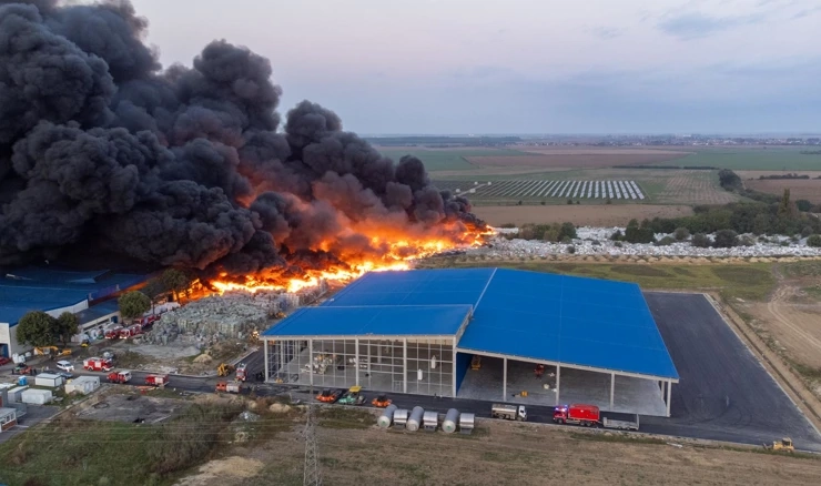  Pogled iz zraka na požar u osječkoj tvrtki za preradu plastike "Drava International" 
