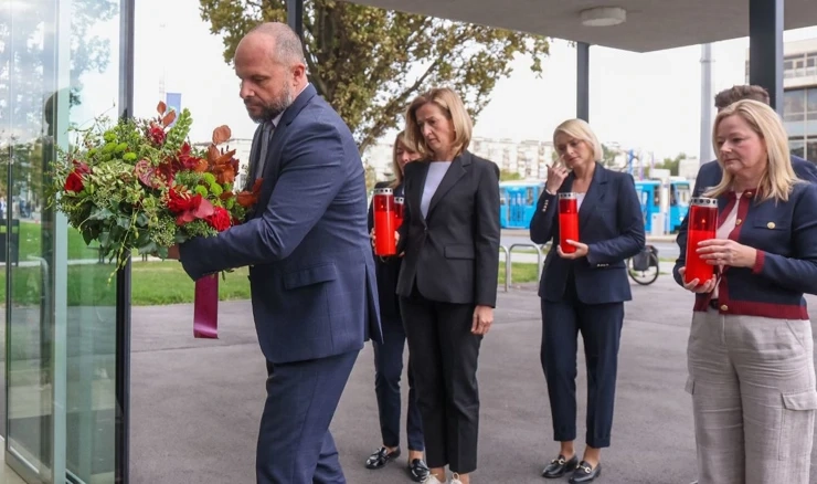 Delegacija SDP-a položila cvijeće u spomen na žene ubijene tijekom brakorazvodne parnice