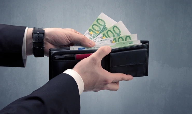 Direktor je s računa društva podizao gotov novac u banci i na bankomatima
