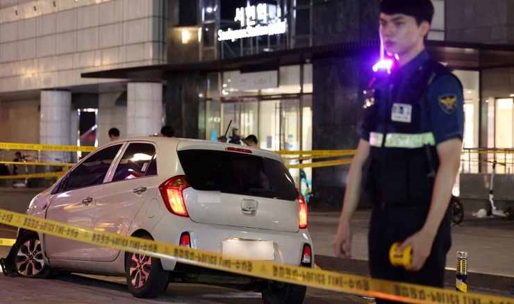 Policajac stoji pokraj mjesta napada u gradu Seongnamu