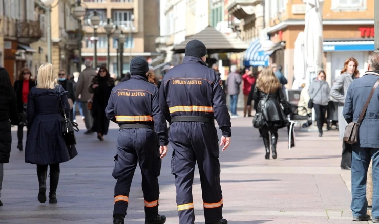 Pripadnici Civilne zaštite u patroli centrom grada