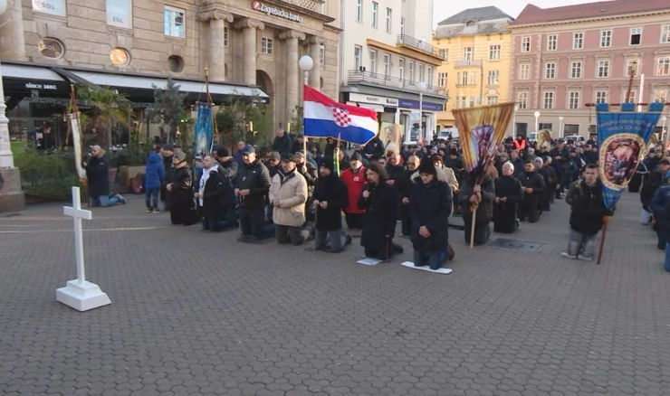 Muškarci klečali na Trgu