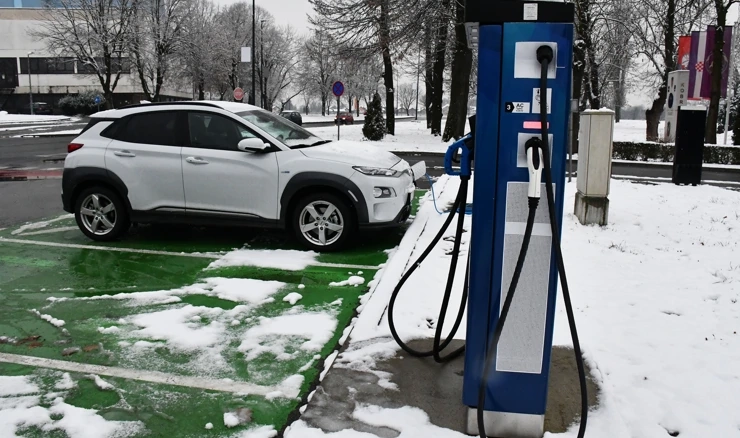 Ilustracija/električni automobil na punjenju
