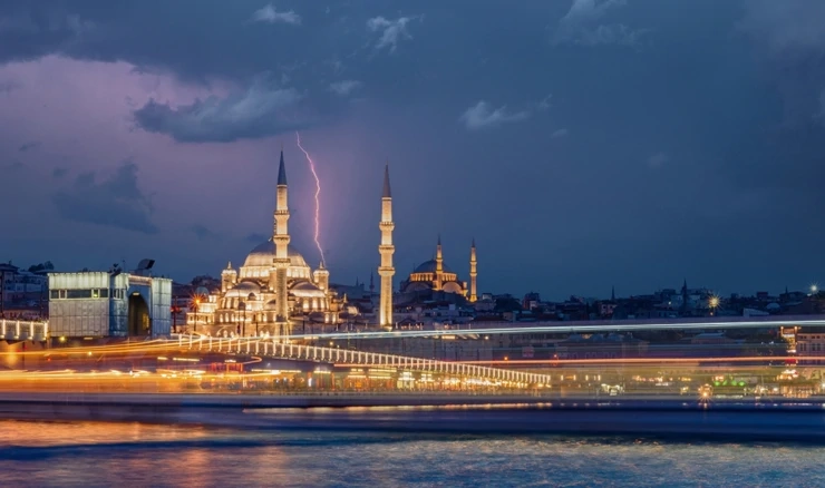 Ilustracija - grmljavina iznad džamije Aja Sofija