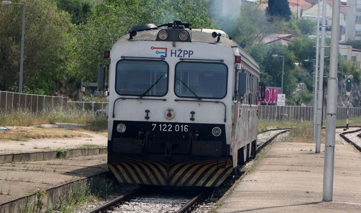 Putnički vlak iskočio iz tračnica