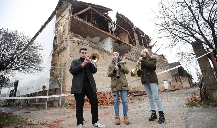 Muzičari limene glazbe Petrinja sviraju u ruševinama/Arhiva
