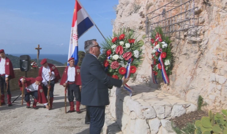 Sjećanje na nevino stradale; položeni vijenci i zapaljene svijeće