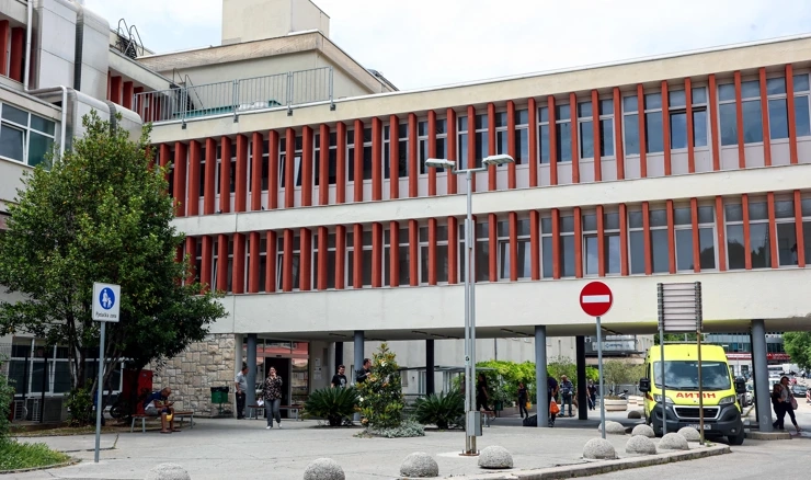 Na nekim odjelima splitskog KBC-a posjete ograničene zbog COVID-a