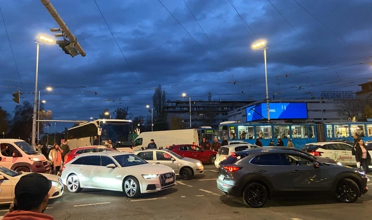 Prometni kolaps na križanju Držićeve i Vukovarske ulice