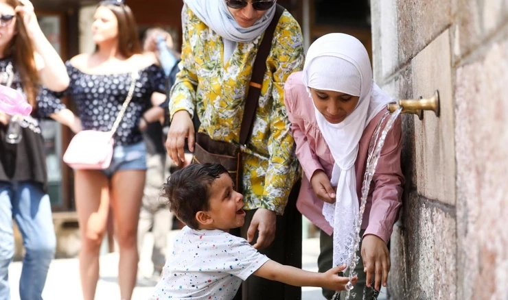 U Mostaru do 42°C, toplotni val otežava gašenje požara, iskrivile se tračnice, arhiva