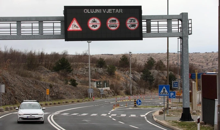  Jak vjetar otežava promet u priobalju