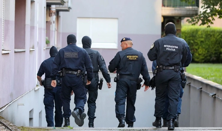 Kriminalistička policija u istrazi stambene zgrade na Srednjacima 