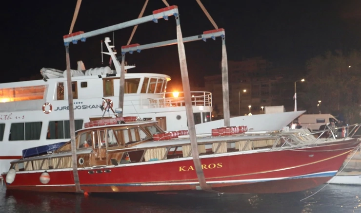 Prebacivanje broda preko mosta u Omišu