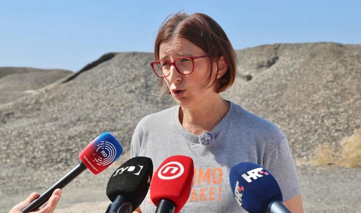 Puljak je istaknula da je u krugu tvornice pokraj mora odloženo gotovo 260 000 tona opasne troske