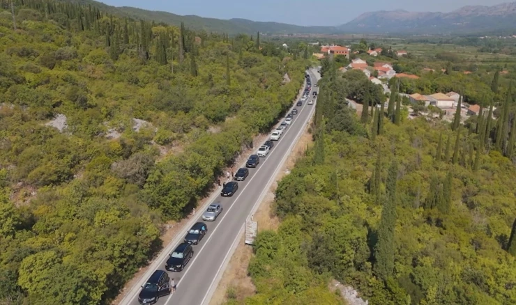 Kolona vozila prema graničnom prijelazu Karasovići