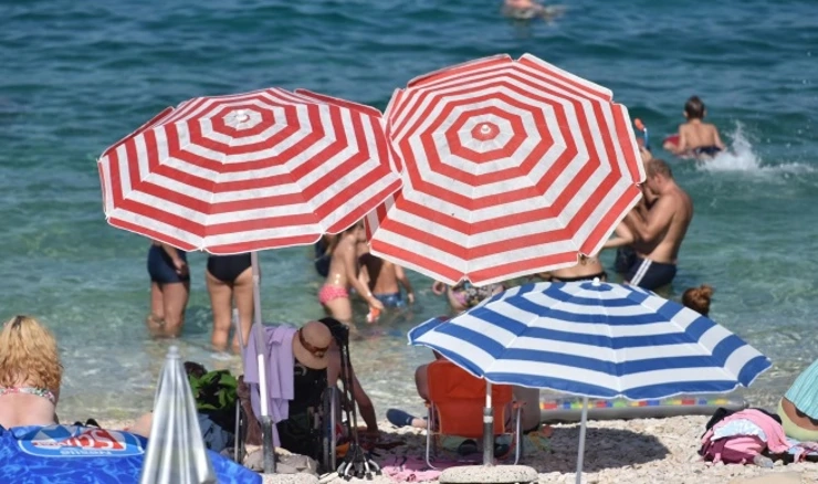 Turisti na plaži