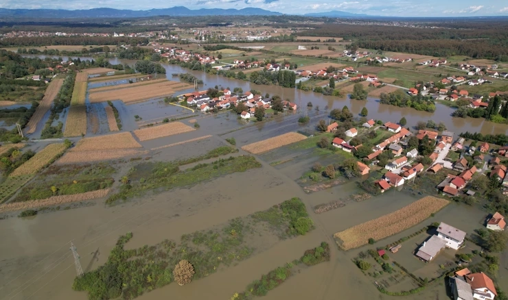  Pogled iz zraka na poplavljeno mjesto  Brodarci kod Karlovca 