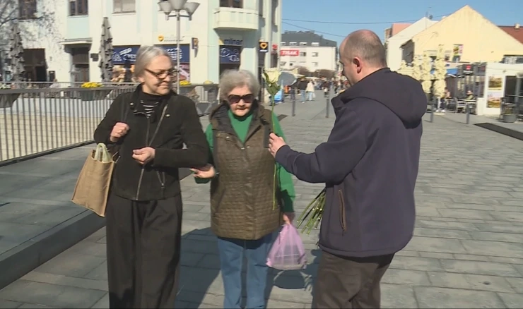 HDZ i Domovinski pokret u Vukovaru dijelili ruže za Dan žena