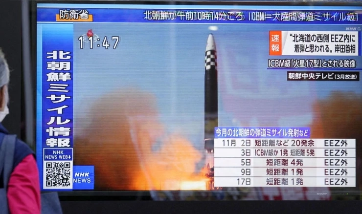 Prolaznik u Tokiju gleda TV ekran koji prikazuje vijesti o Sjevernoj Koreji koja ispaljuje balistički projektil